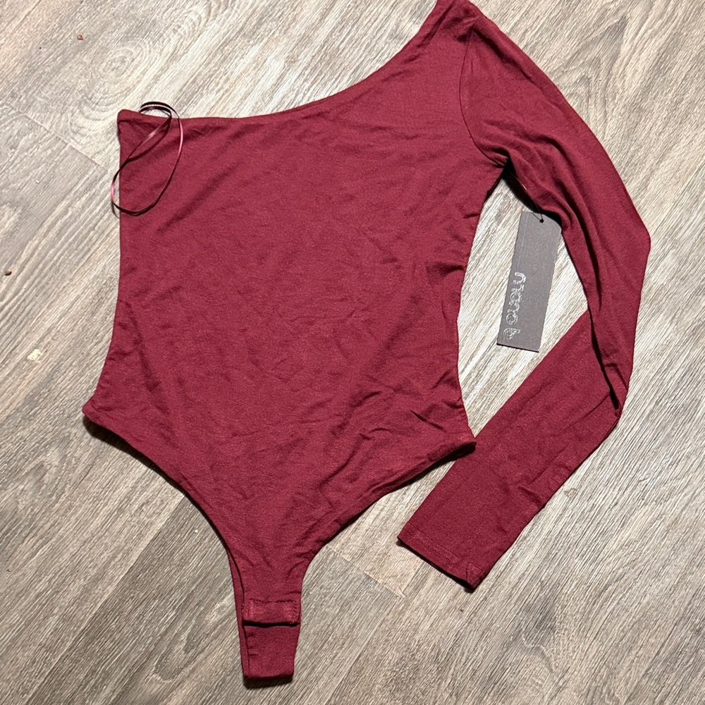 MONO B Burgundy One Shoulder Bodysuit Small NWT Asymmetrical Long Sleeve